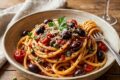 BUCATINI CON CAPPERI E OLIVE