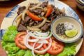 CUCINA CAMBOGIANA: Beef Lok Lak (Lok Lak Sach Ko) Filetto di manzo